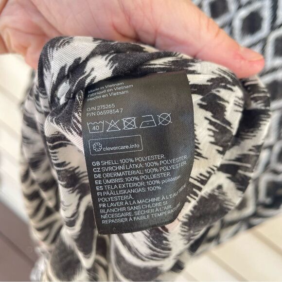 H&M Women's Top Black & White Geometric Print V-Neck Blouse Size L - Picture 4 of 7